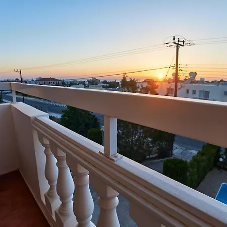 Golden Sunset Apartment Kissonerga
